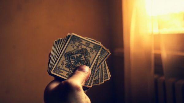 Découvrir soi-même grâce au tarot : reflet de notre esprit